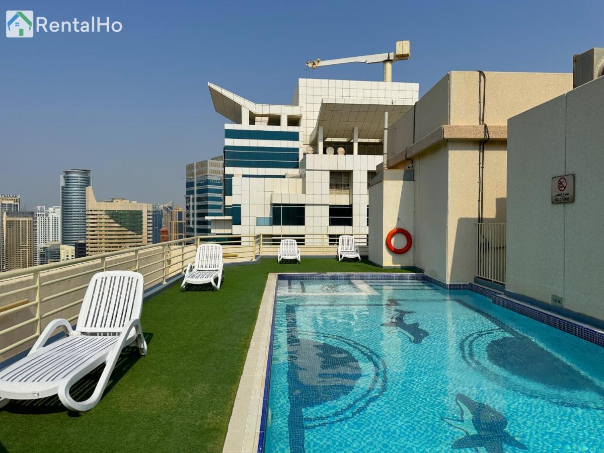 Quiet With Balcony And Roof Pool In Marina Dubai