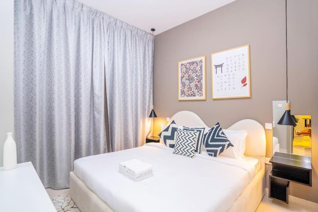 1br In Business Bay With Beautiful Canal View!