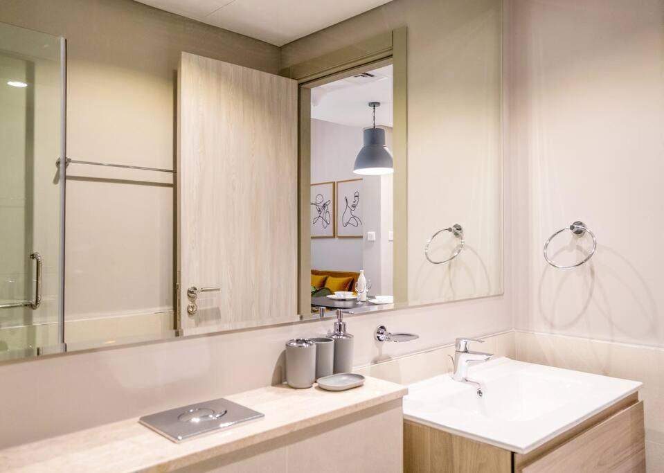 1br In Business Bay With Beautiful Canal View! *