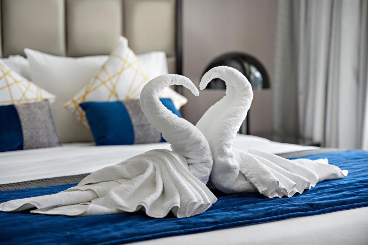 Daire Luxe 1br Sleeps 4, Near Burj Khalifa And Mall With Pool And Free Parking Dubai