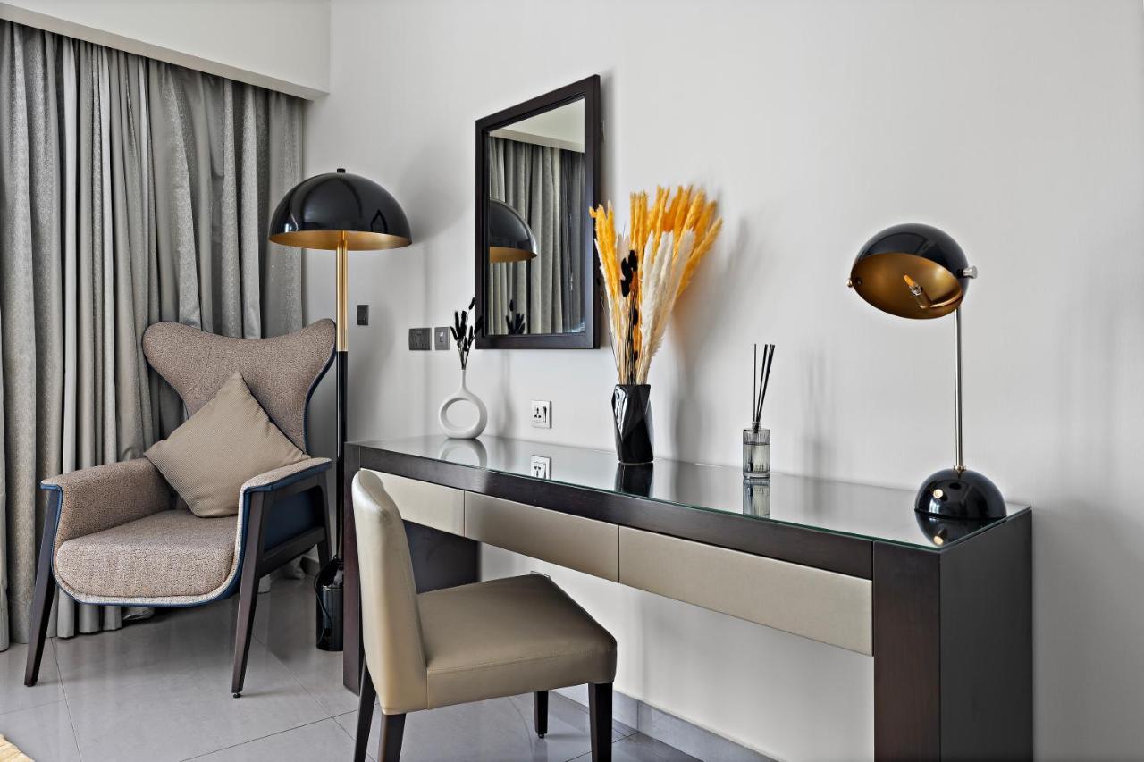 Luxe 1br Sleeps 4, Near Burj Khalifa And Mall With Pool And Free Parking Daire