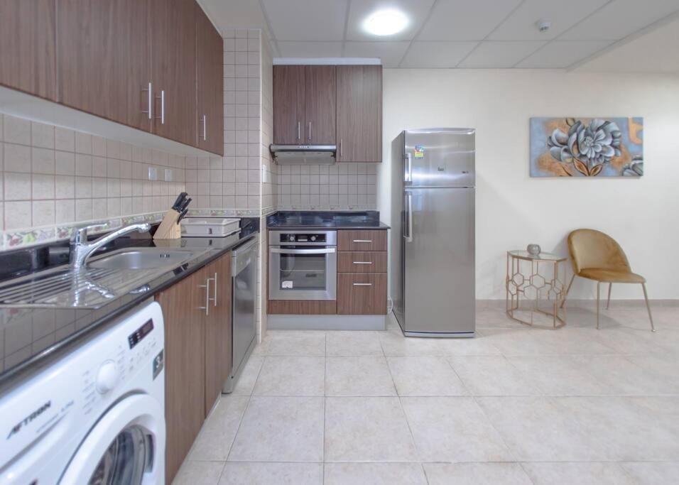 Stonetree - Near Tram - Furnished 1br Apartment *