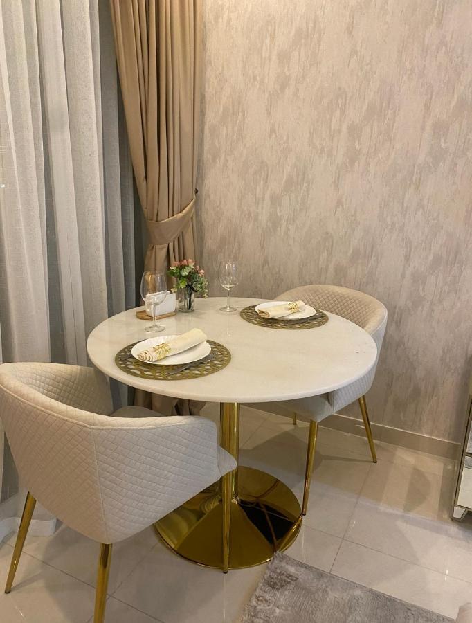 Apartment Modern New Studio With Burj Khalifa And Canal View Dubai