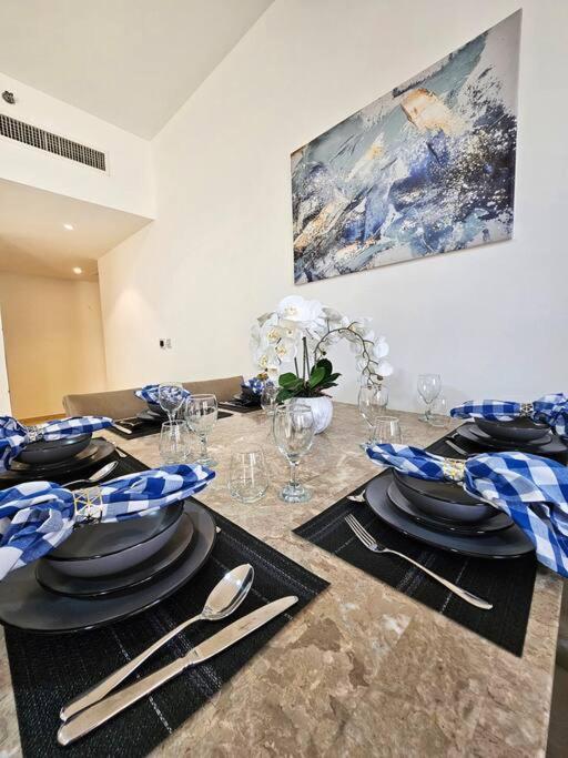 Luxury Jbr 24 *