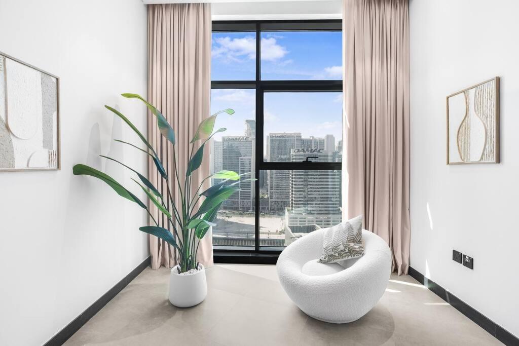 Panoramic Glamour: Business Bay With Amenities Apartment *