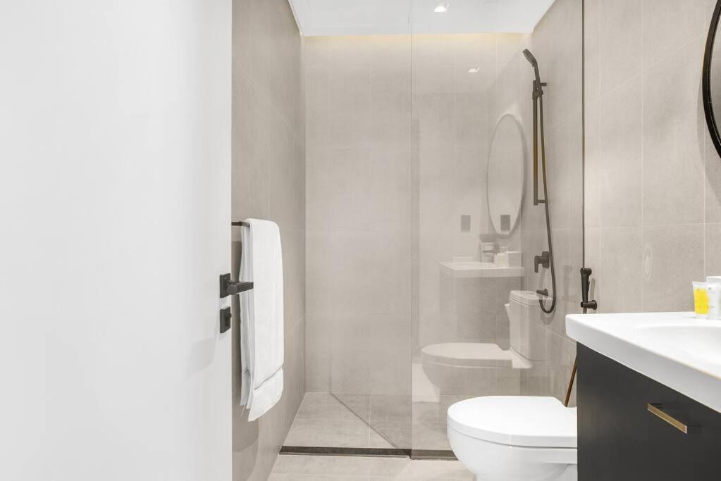 Panoramic Glamour: Business Bay With Amenities *