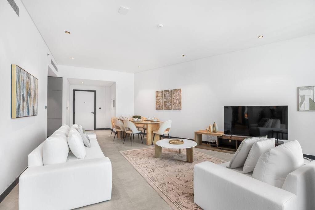 Panoramic Glamour: Business Bay With Amenities Apartment *