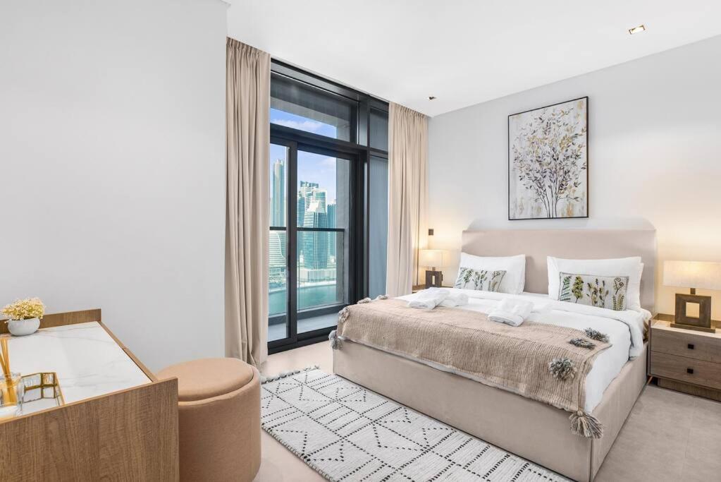 Panoramic Glamour: Business Bay With Amenities Apartment