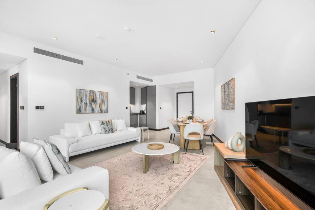 Panoramic Glamour: Business Bay With Amenities *