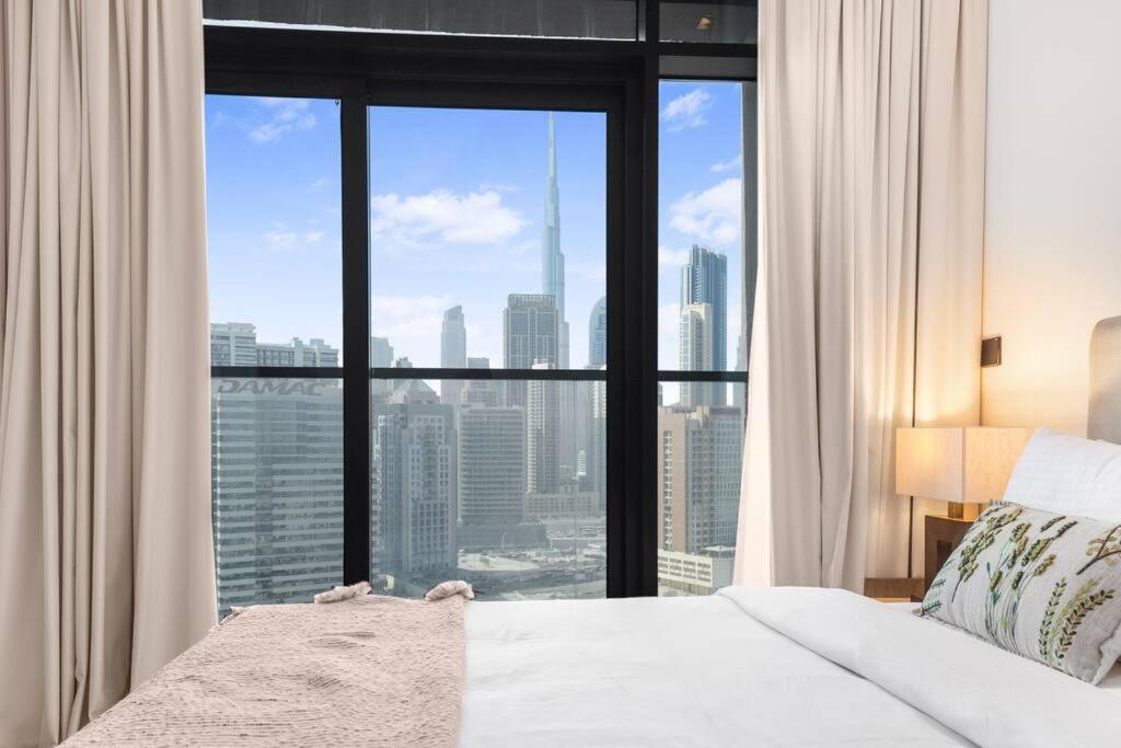 Panoramic Glamour: Business Bay With Amenities Apartment *