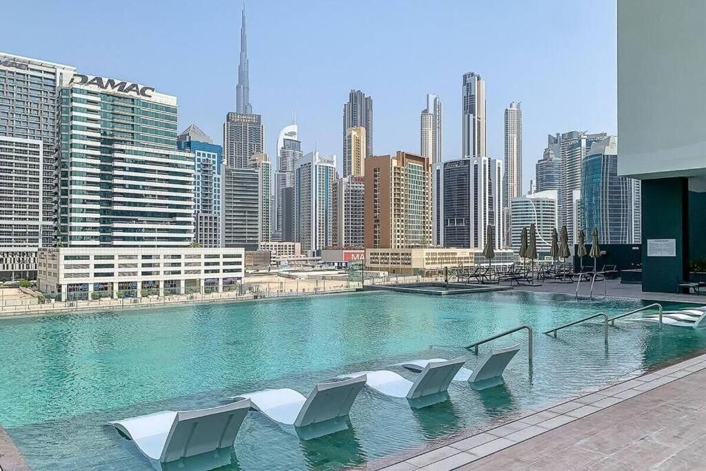 Panoramic Glamour: Business Bay With Amenities Apartment *