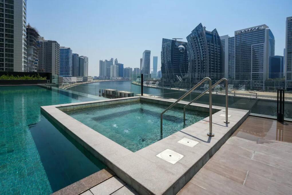 Apartment Panoramic Glamour: Business Bay With Amenities *