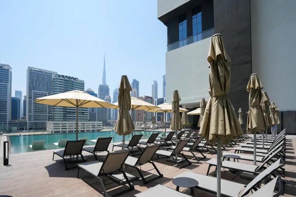 Panoramic Glamour: Business Bay With Amenities *