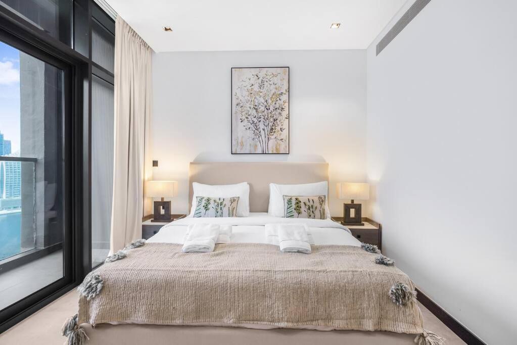 Panoramic Glamour: Business Bay With Amenities