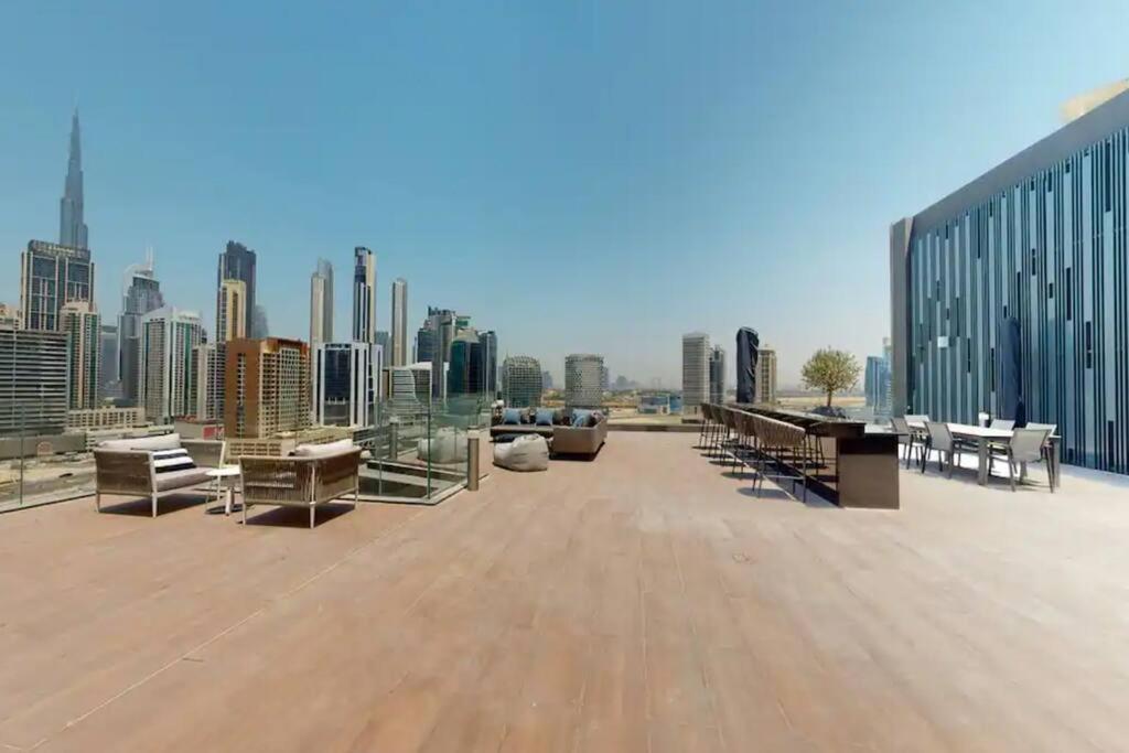 Panoramic Glamour: Business Bay With Amenities