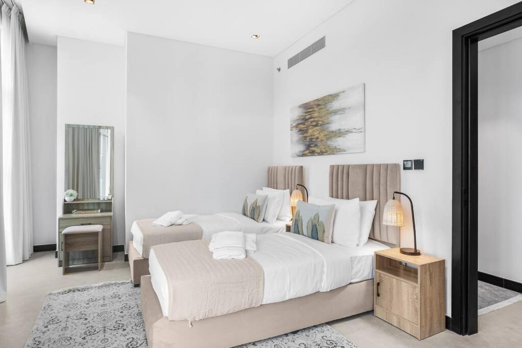 Panoramic Glamour: Business Bay With Amenities