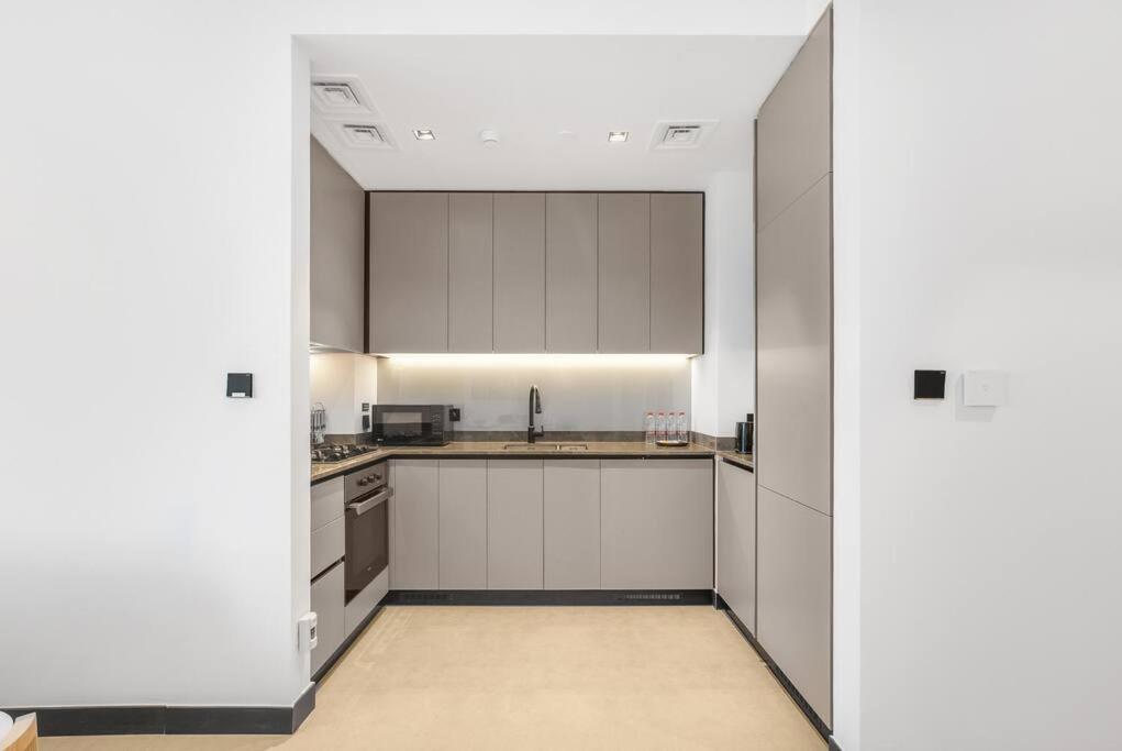Panoramic Glamour: Business Bay With Amenities Apartment Dubai