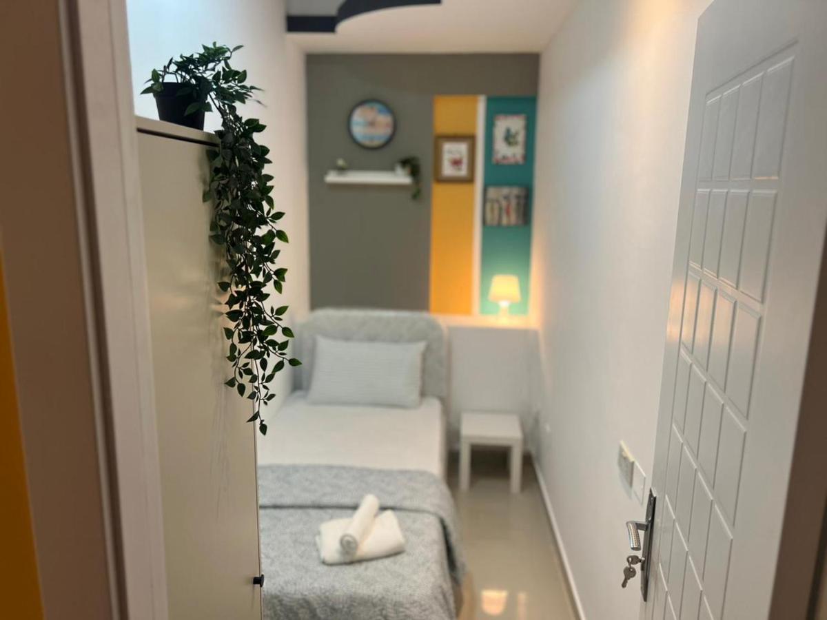 Glamorous Partition In Barsha 1 Near Metro Homestay *