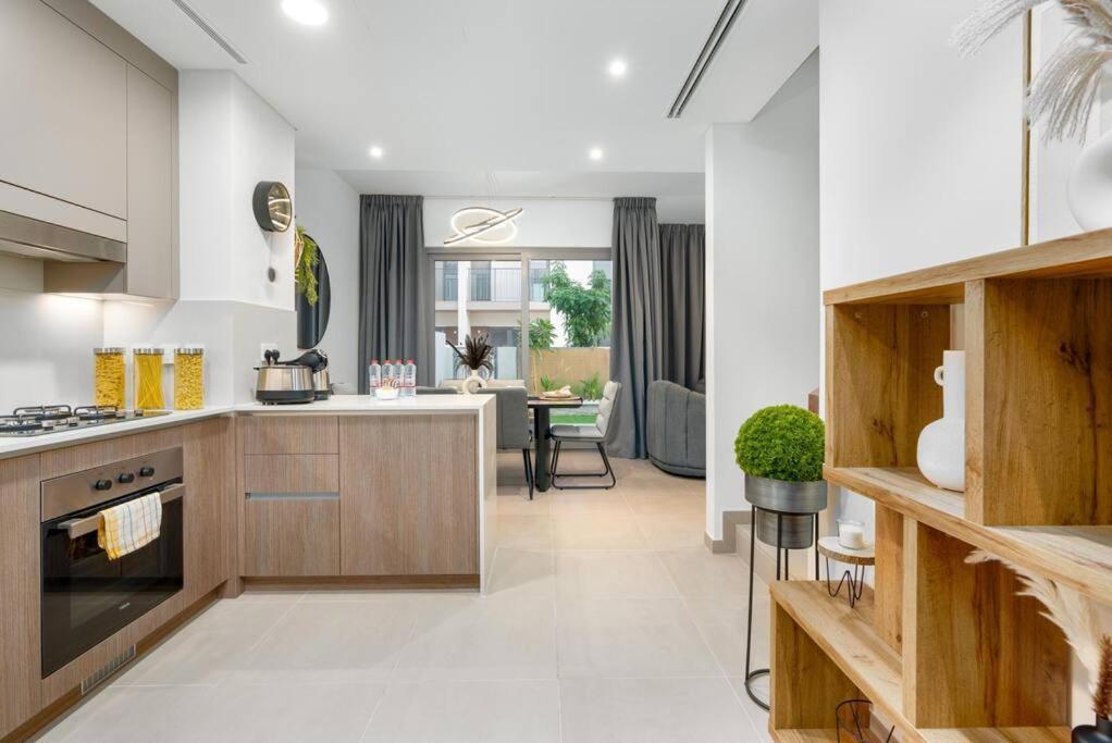 Apartment 3 Bedrooms In Tilal Al Ghaf *