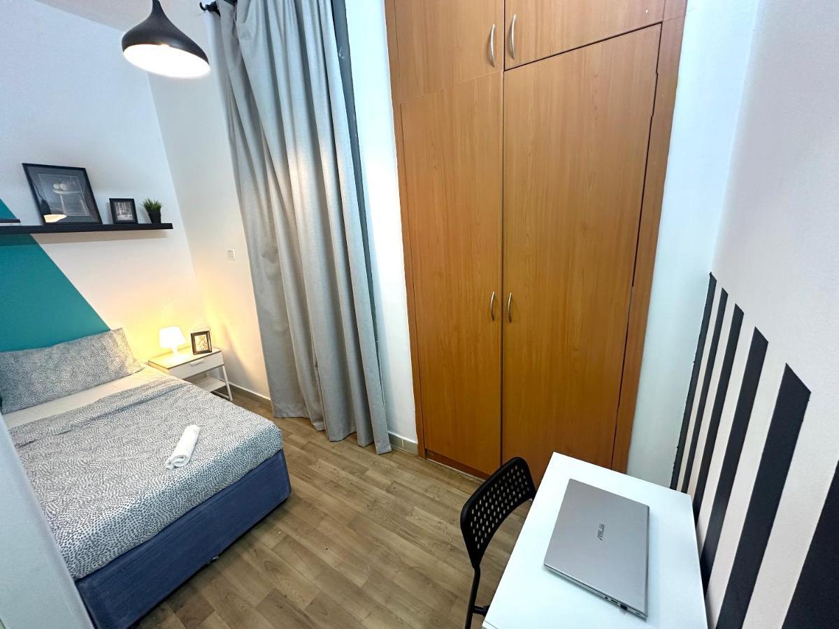 Cityview Partition With Balcony In Tecom Homestay Dubai
