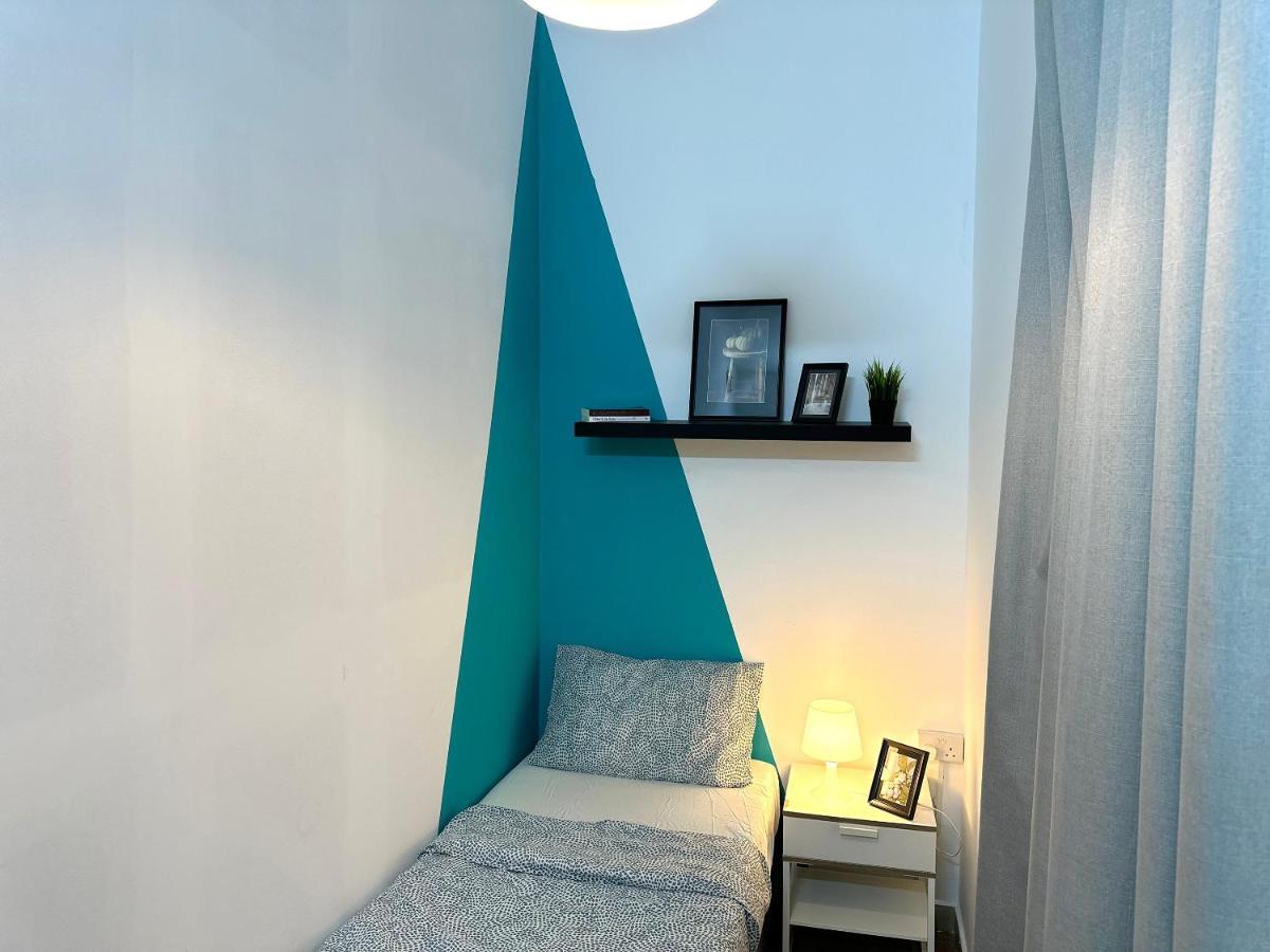 Cityview Partition With Balcony In Tecom Homestay Dubai