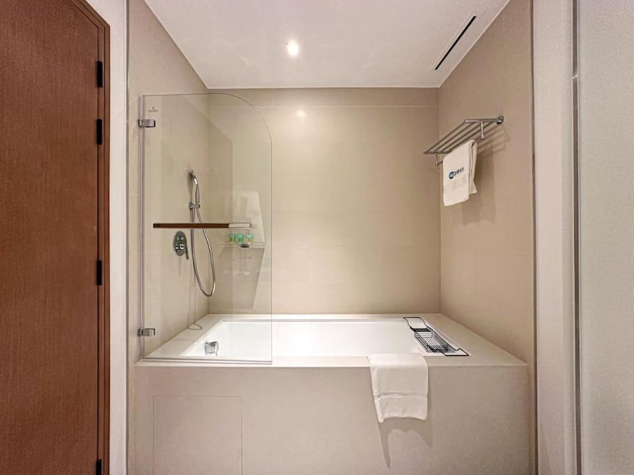Higuests - High Level Luxury With Marina Views