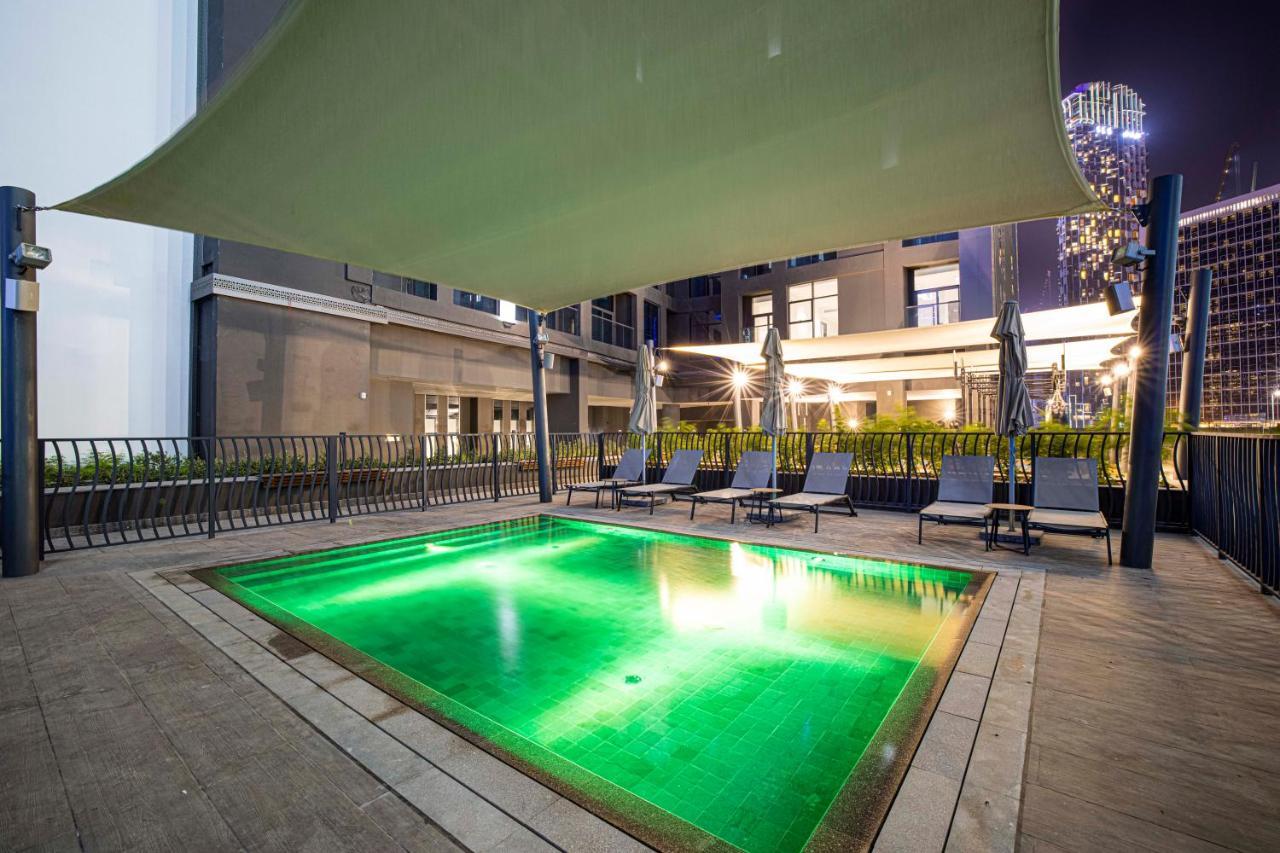 Waves Homes - Premium 1br Overlooking Burj Khalifa Apartment Dubai