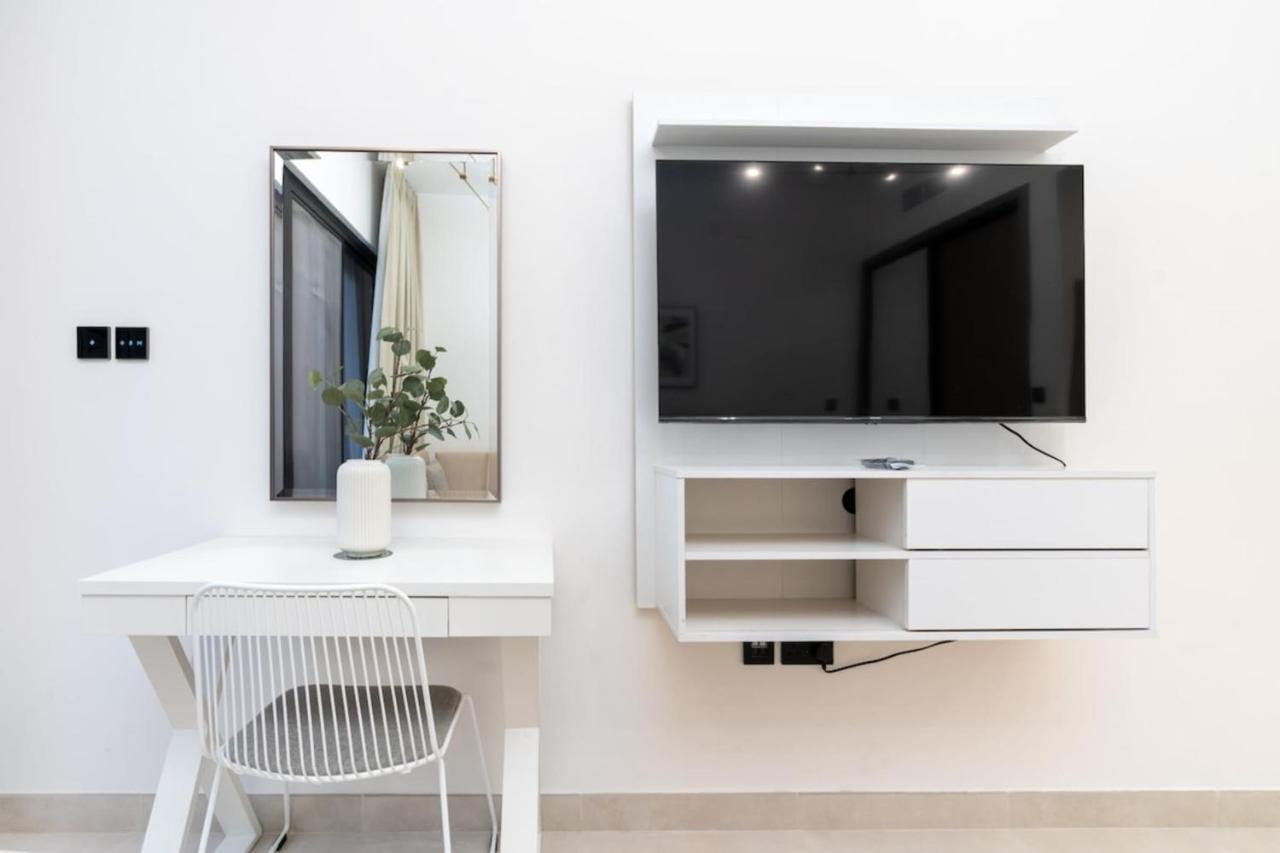 Contemporary Business Bay!
