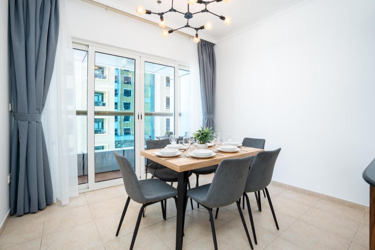360 Views Marina! Stunning 2br En *