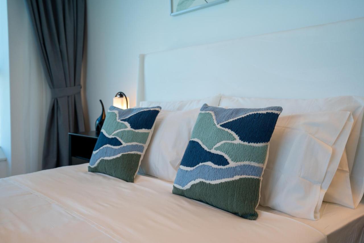 360 Views Marina! Stunning 2br En *