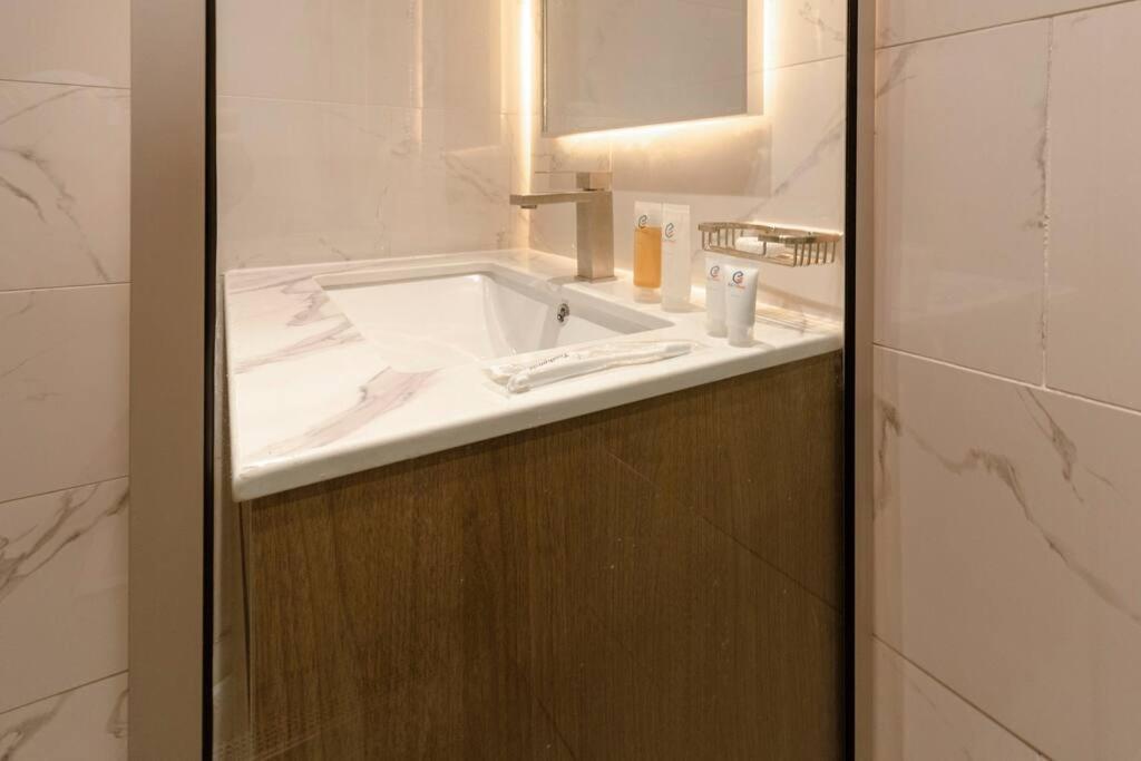Compact In Dubailand V Tower - Ezytrac Apartamento