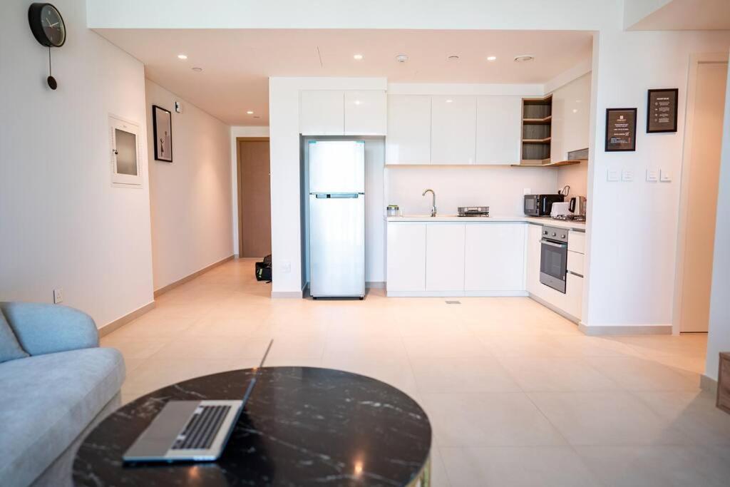 Downtown Views 2br Luxury Pool And Skyline Apartment Dubai