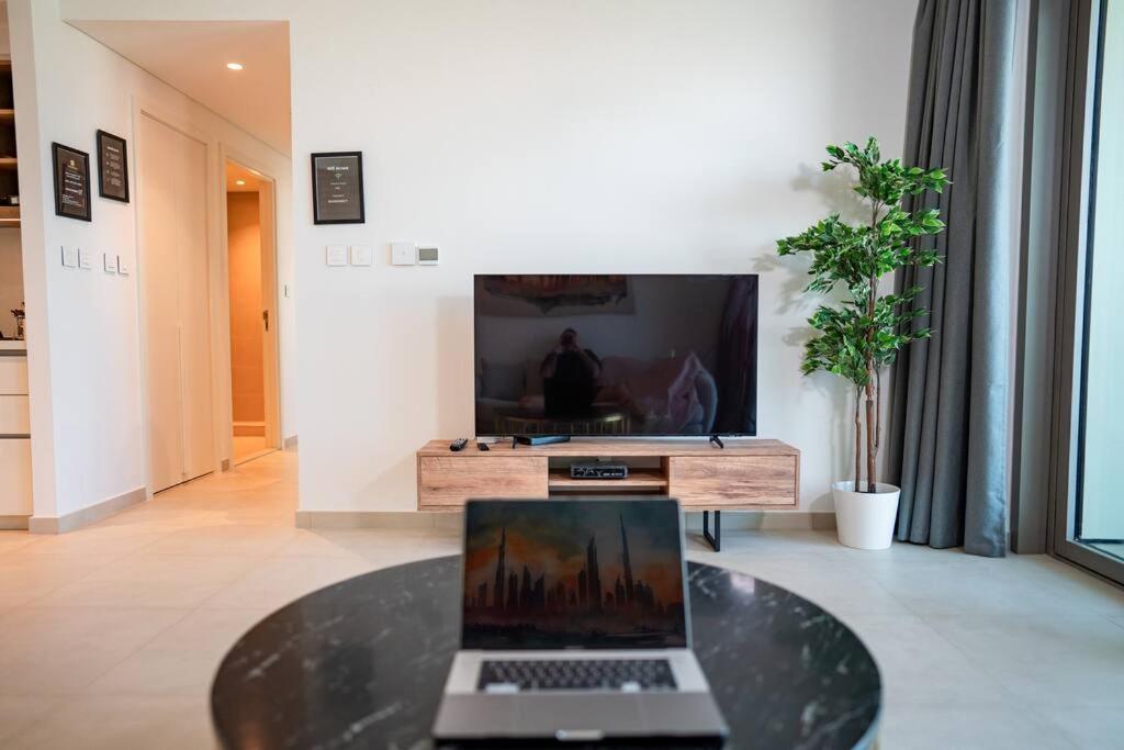 Downtown Views 2br Luxury Pool And Skyline Dubai