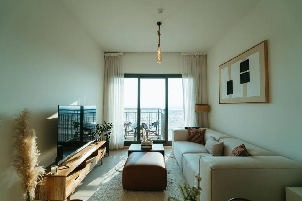 Apartment Spacious Modern 1 Bedroom Town Square, Dubai. *