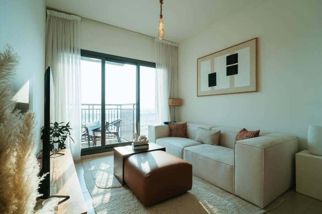 Apartment Spacious Modern 1 Bedroom Town Square, Dubai. *