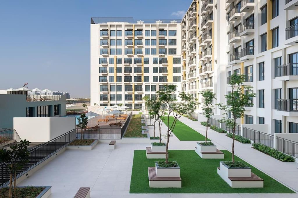 Apartment Spacious Modern 1 Bedroom Town Square, Dubai. *