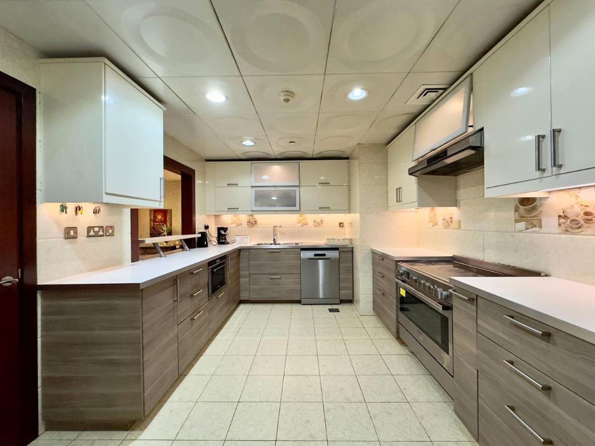 Ar Holiday Jbr 2 Albergue *
