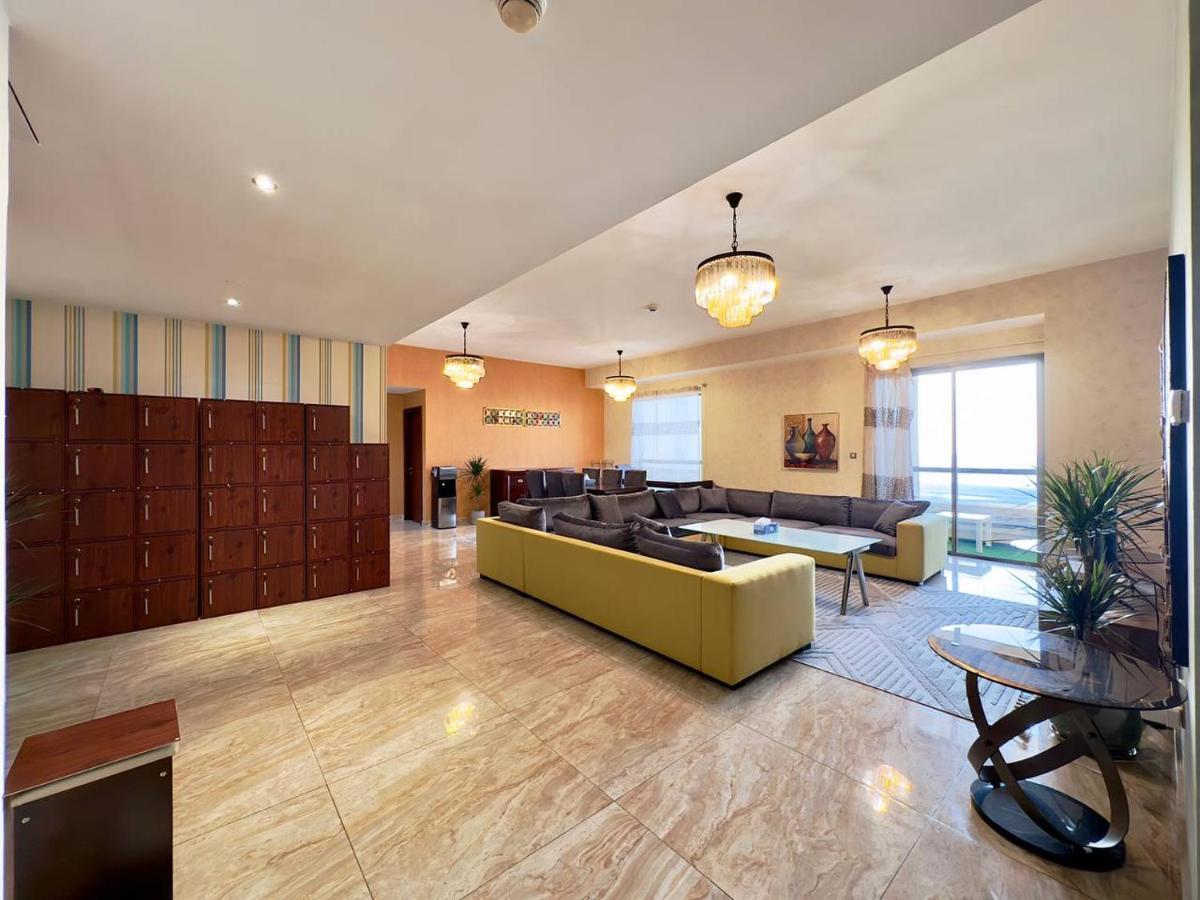 Ar Holiday Jbr 2 Albergue *