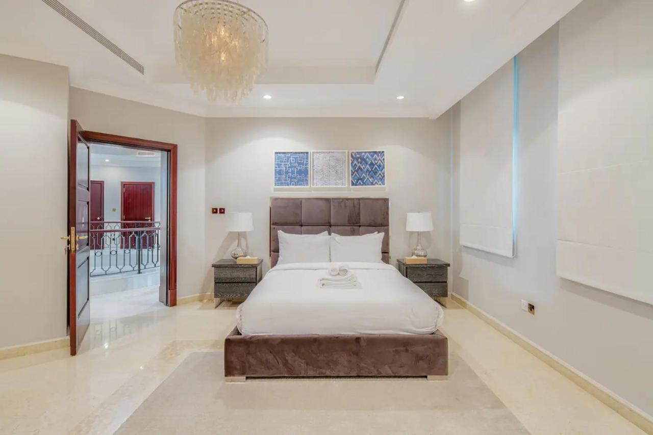 Frond F, Beachfront Villa, Palm Jumeirah - Mint *