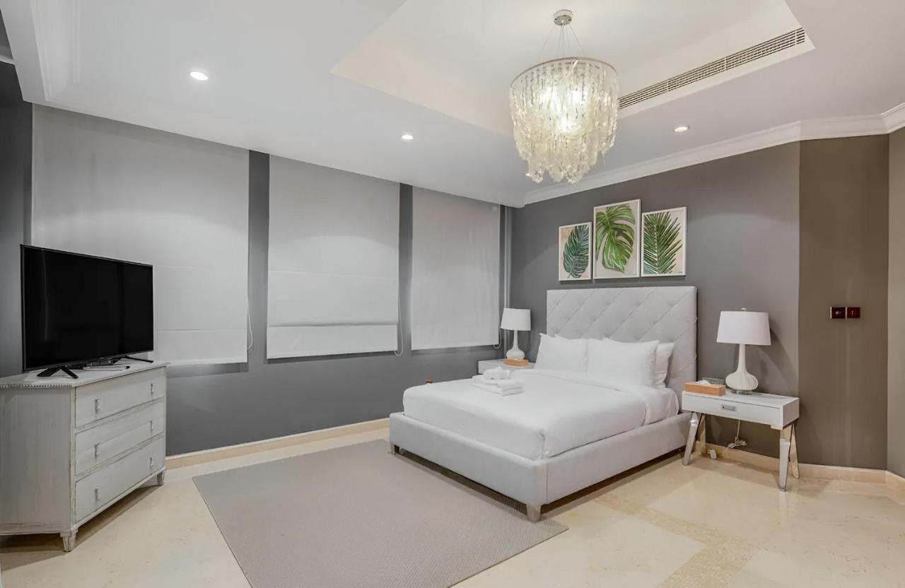 Villa Frond F, Beachfront Villa, Palm Jumeirah - Mint