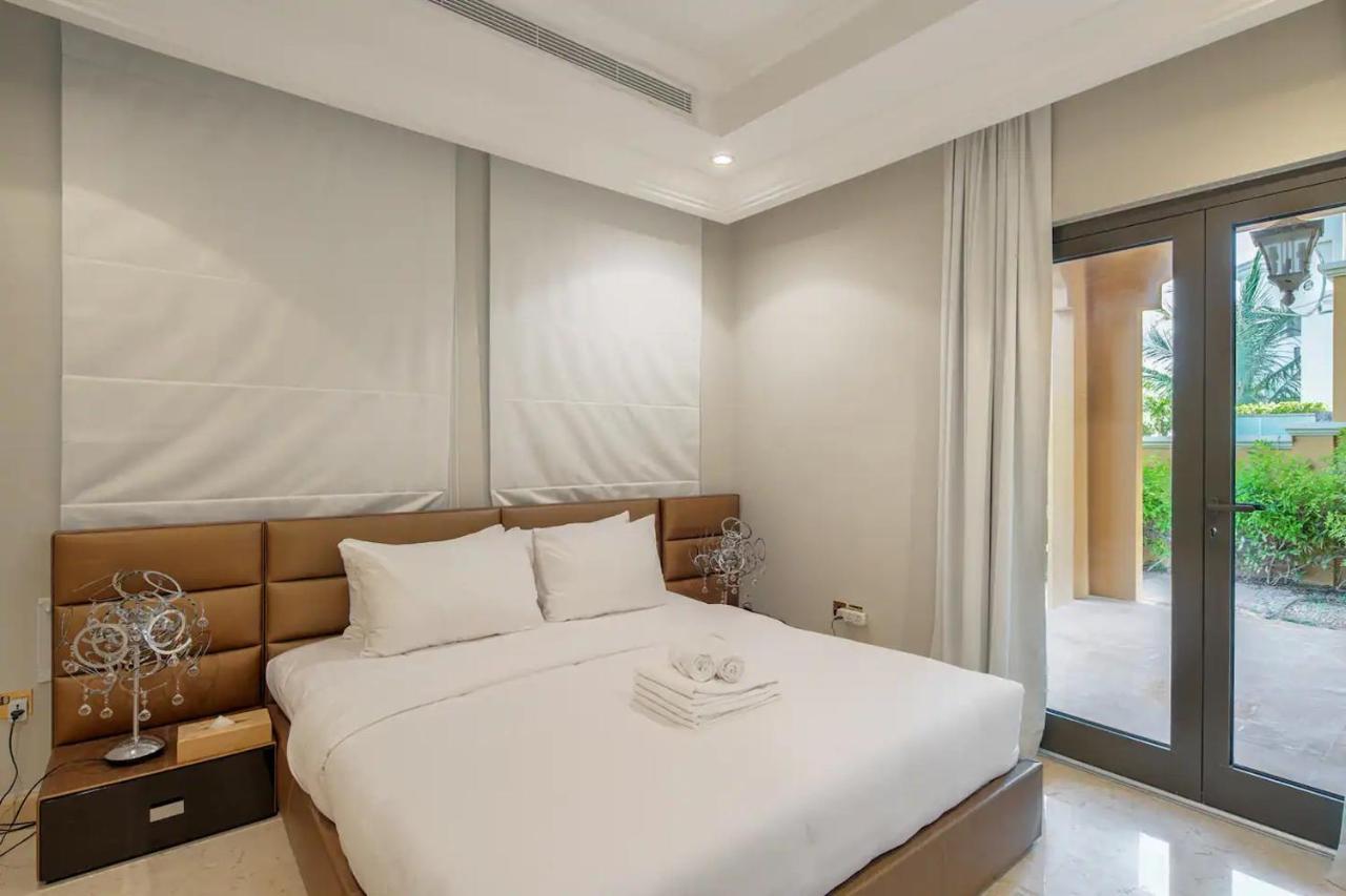 Frond F, Beachfront Villa, Palm Jumeirah - Mint Villa