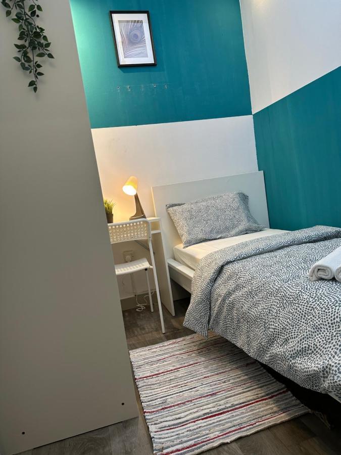 Homestay Epic Partition In Barsha Near Metro