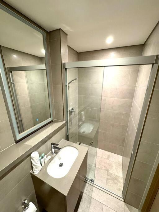 Apartment Stylish Brand New 1 Bedroom *