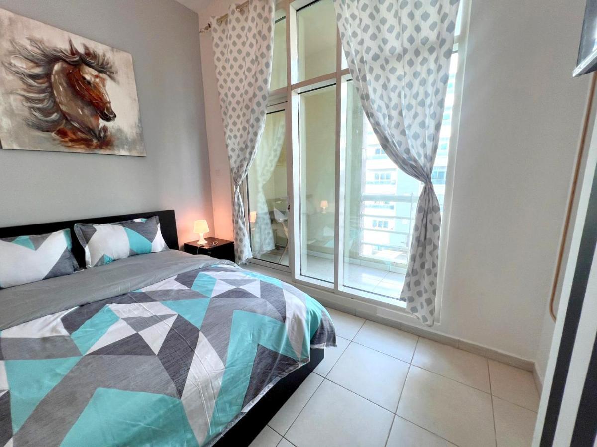 Huge In Al Barsha 1 Near Mashreq Metro Dubai