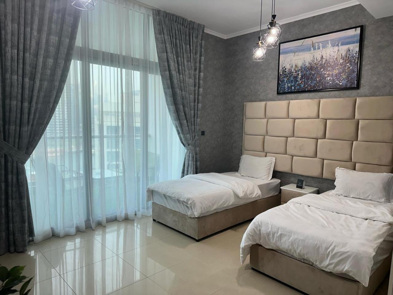 Daire Success Luxury - 5 Min Away Marina Corniche - Free Housekeeping Provided Everyday-24-7 Staff Available For Services Dubai