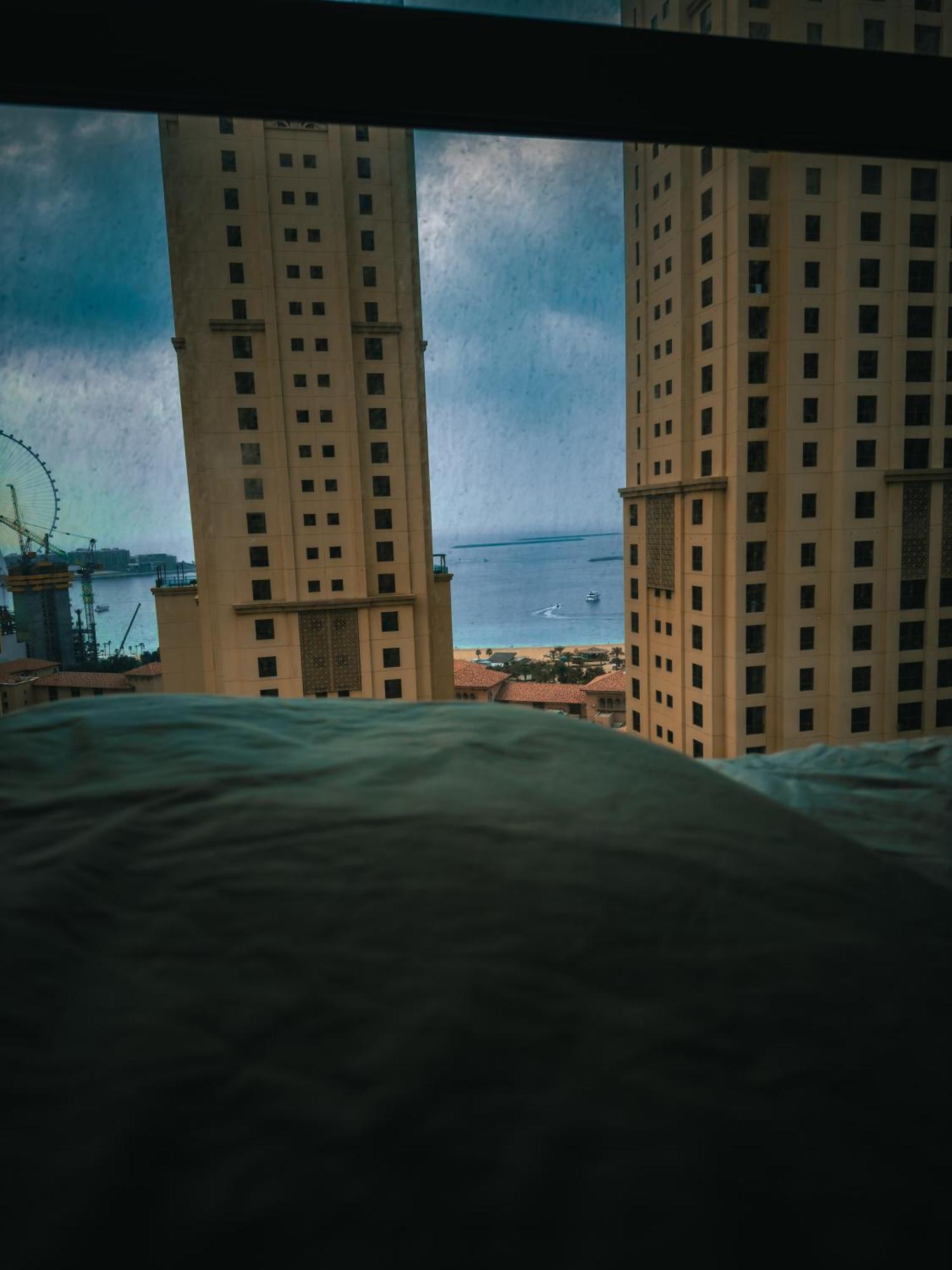 The Journey - Infront Of Tram-metro, Access To Beach, Pool & Gym - Enjoy Our Seaview - Coworking Space - Resident Housekeeping - Inhouse Food Menu - All At Jumierah Beach Residence, Marina Hostel