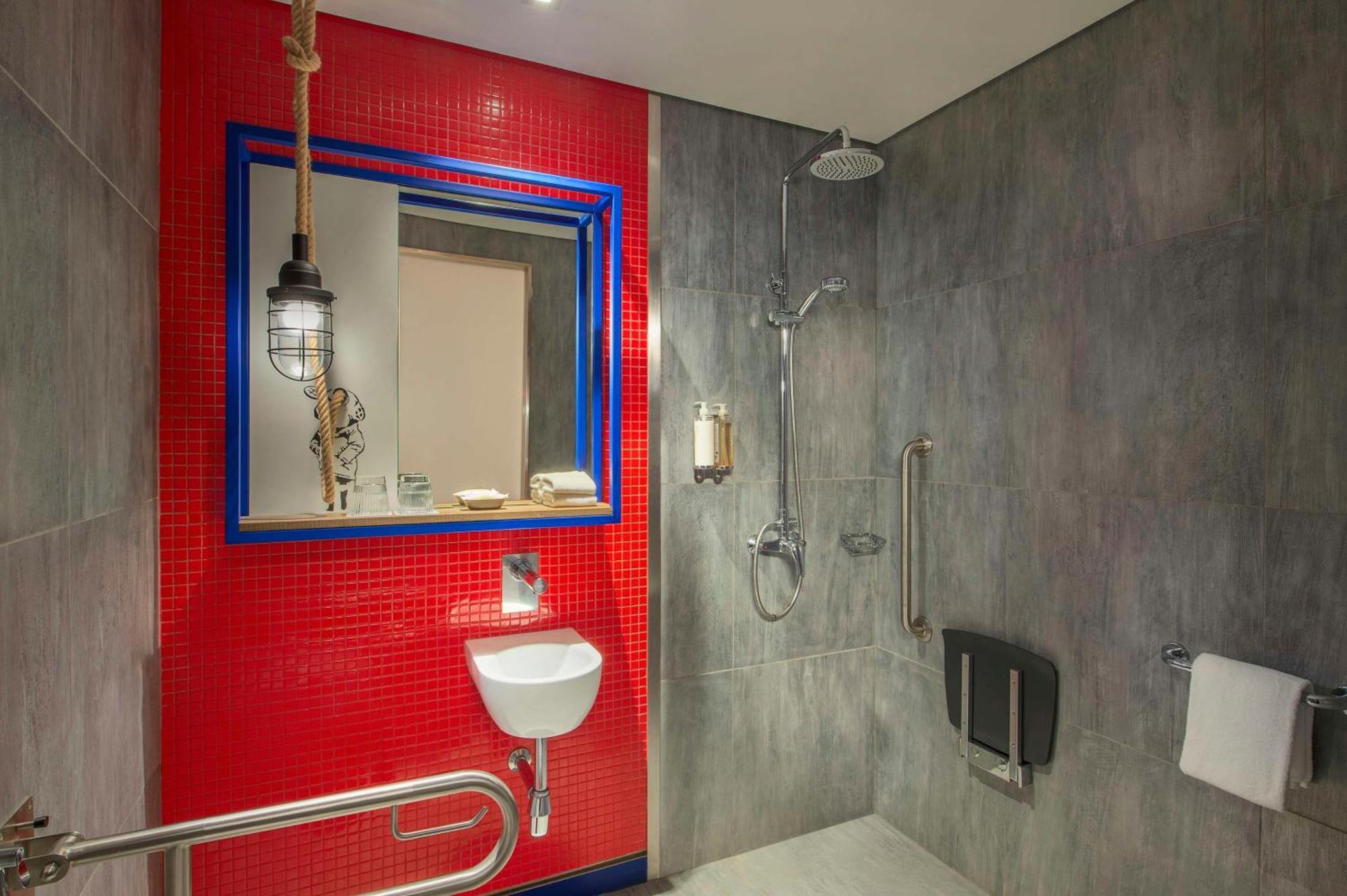 Hampton By Hilton Al Seef Hotel 3*
