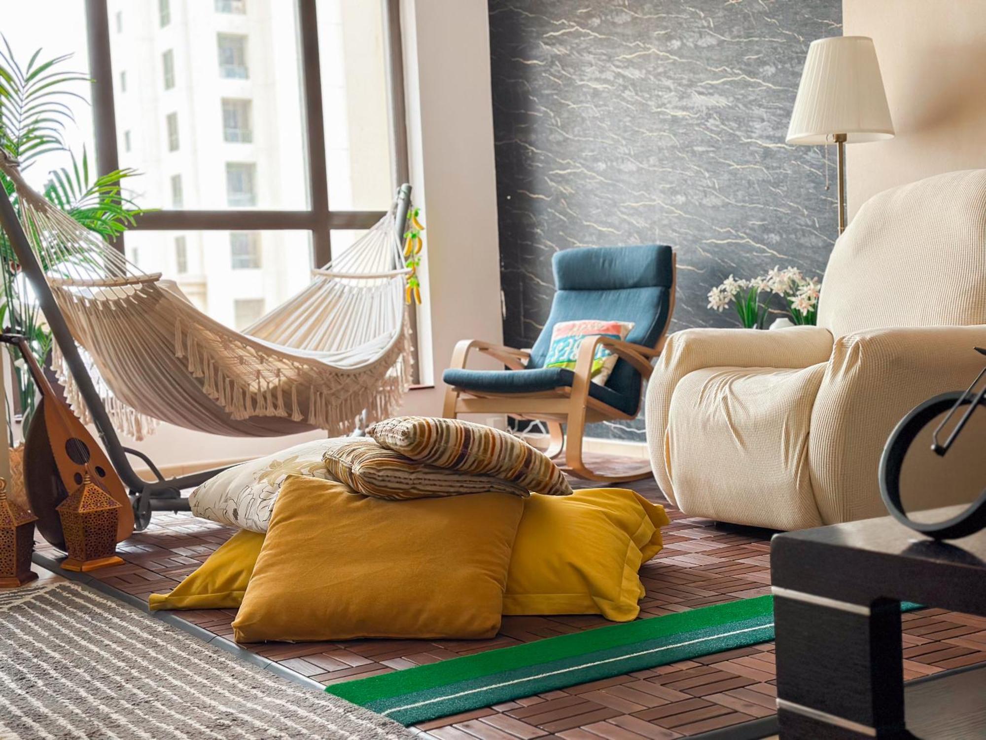 The Journey - Infront Of Tram-metro, Access To Beach, Pool & Gym - Enjoy Our Seaview - Coworking Space - Resident Housekeeping - Inhouse Food Menu - All At Jumierah Beach Residence, Marina Hostel
