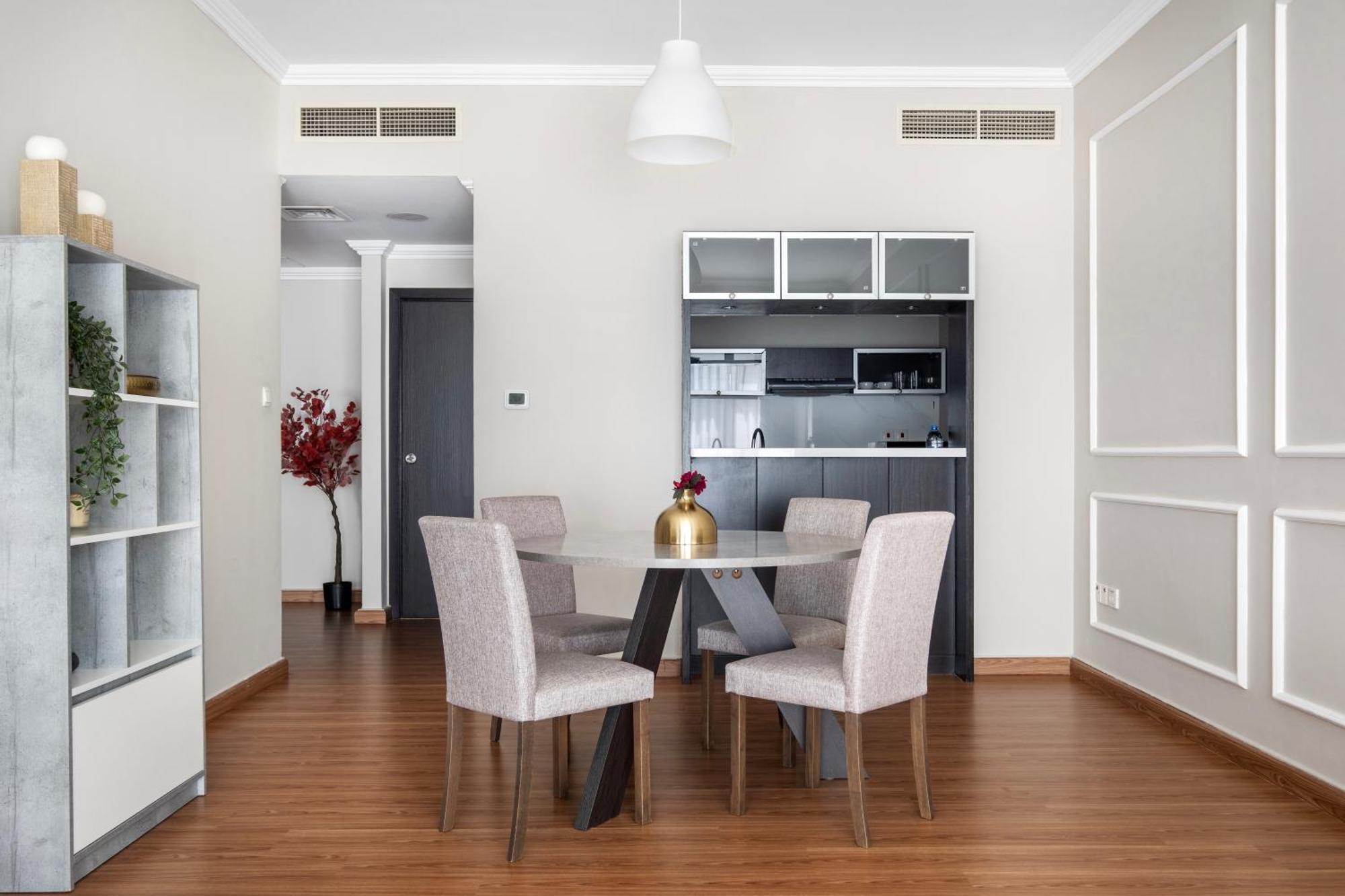 Modern Lush Getaway In Marina Daire Dubai