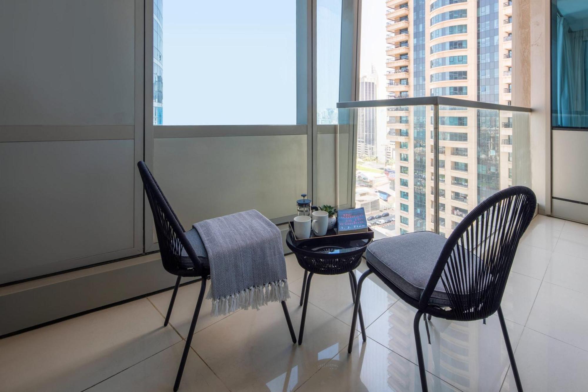 Frank Porter - Ocean Heights Apartment Dubai